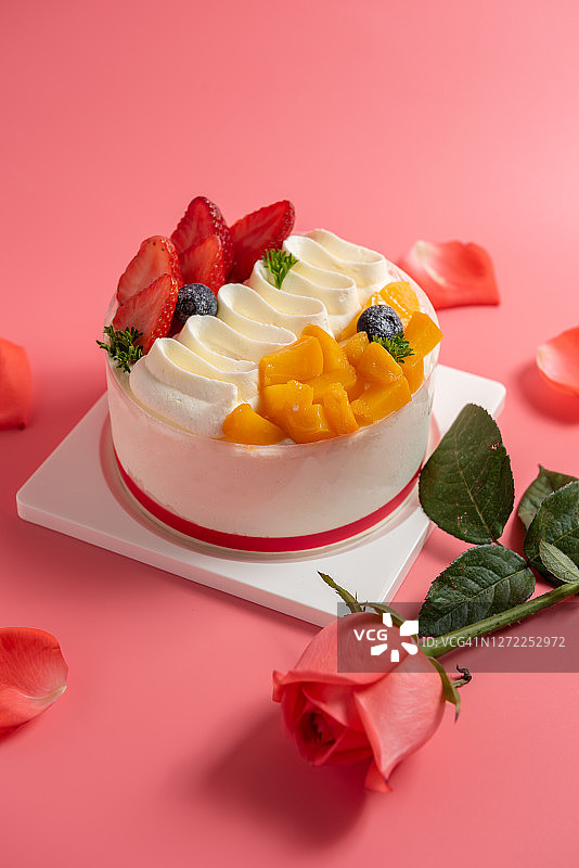 奶油蛋糕，草莓和黄桃图片素材