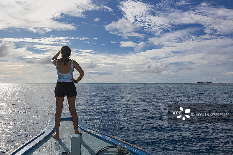 马尔代夫，一名女子在船上眺望大海图片素材