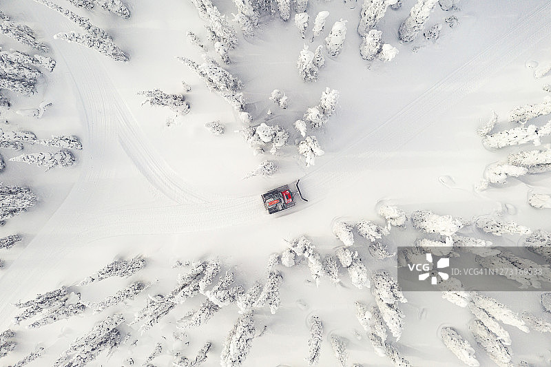 雪地履带式车辆滑雪图片素材