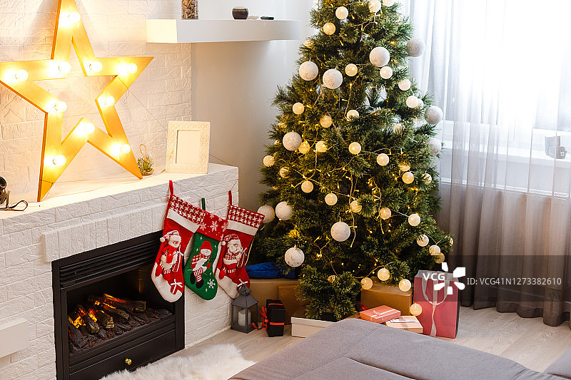 壁炉背景上的圣诞袜图片素材
