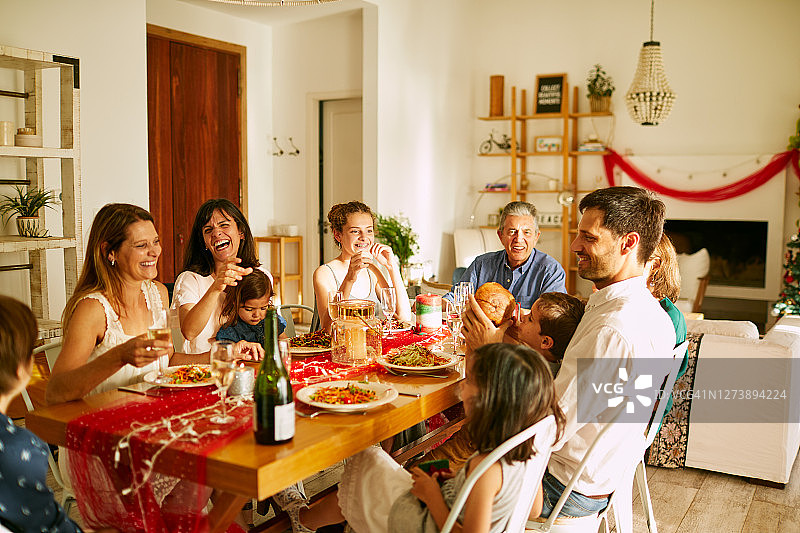 一家人在布宜诺斯艾利斯吃圣诞晚餐时开怀大笑图片素材