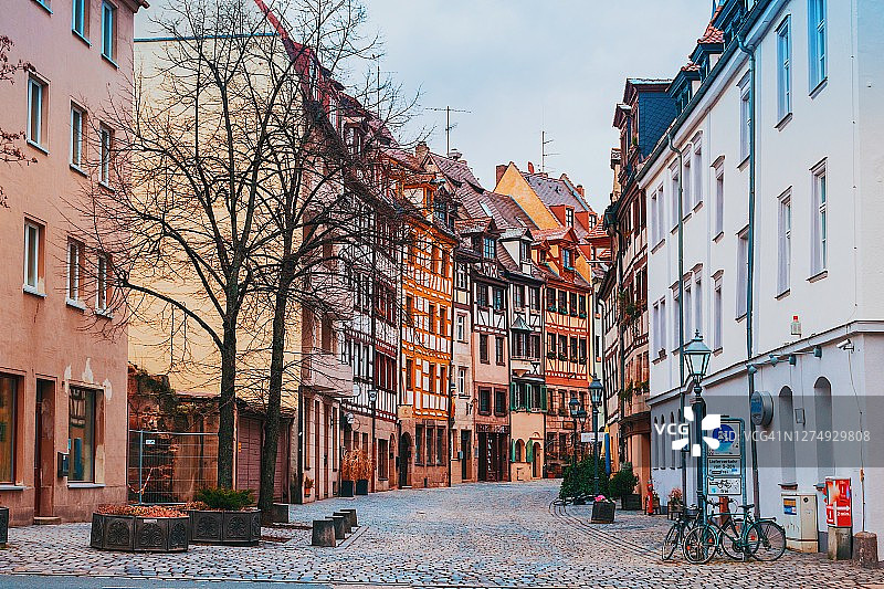 风景的排屋在街道上，Weissgerbergasse在纽伦堡市，德国，欧洲图片素材
