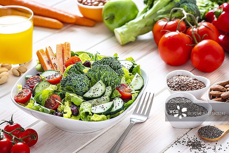 素食:白色餐桌上的健康沙拉盘。图片素材