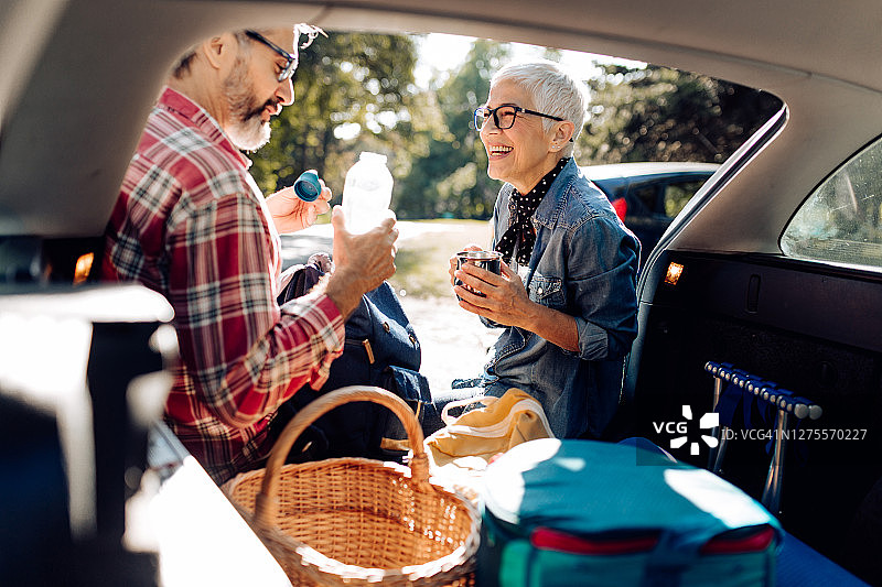 快乐的老年人享受他们的假期，同时开车旅行图片素材