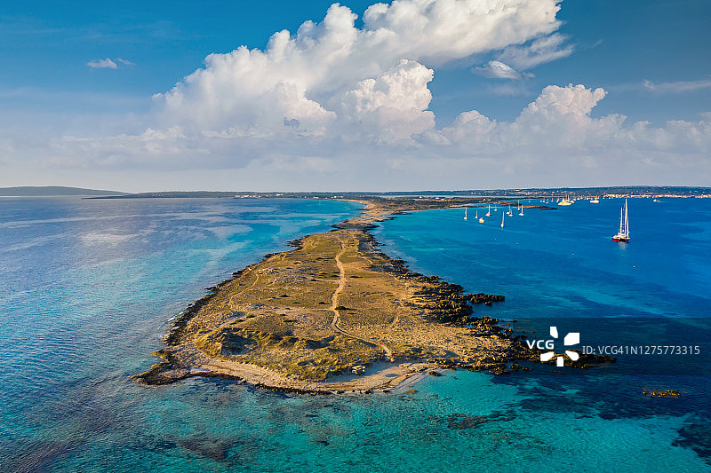 鸟瞰伊比沙岛福门特拉清澈的海滩和碧绿的海水图片素材