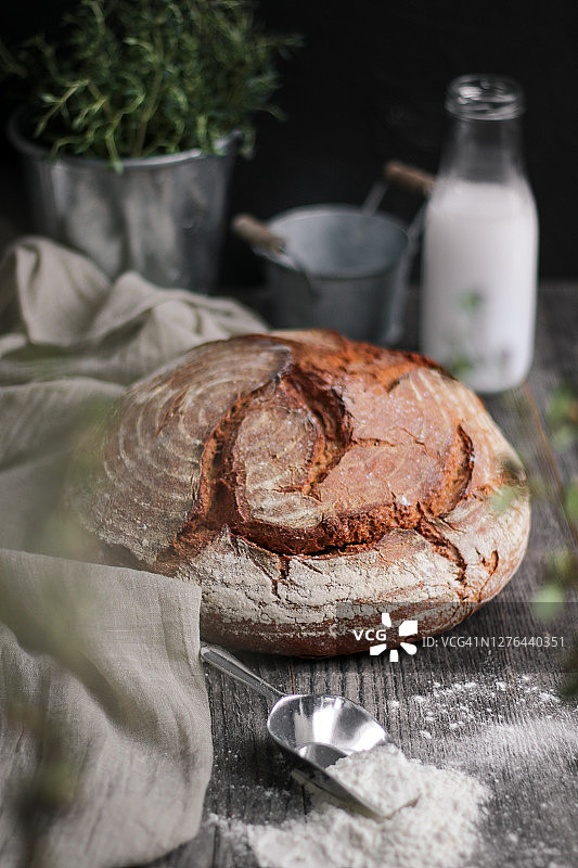 在简陋的木质厨房里自制面包和面粉图片素材