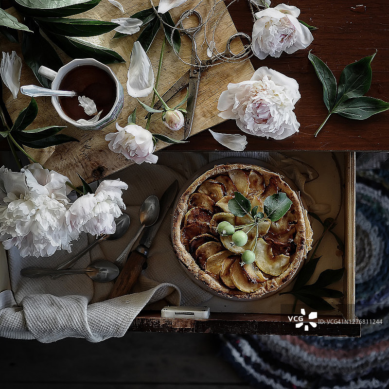 食物摄影与苹果派和牡丹花在一个旧的桌面视图的静物生活图片素材