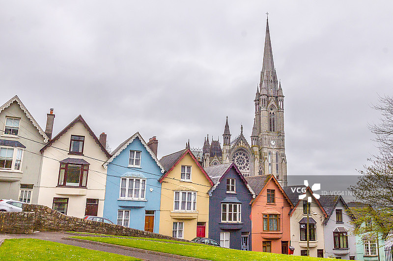 爱尔兰科夫的大教堂和彩色房屋图片素材