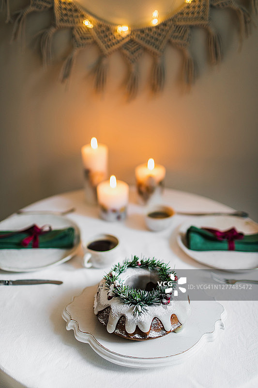 餐桌上的传统柠檬面包蛋糕装饰在家里在圣诞节。图片素材