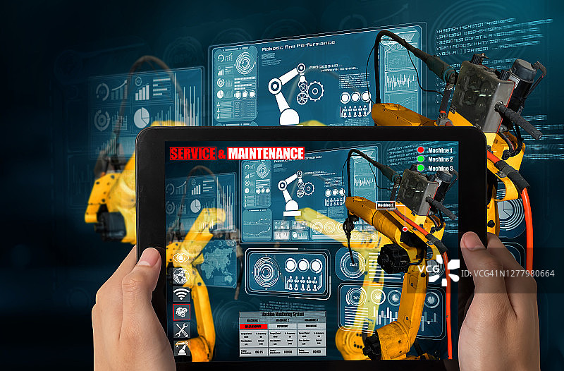 工程师通过增强现实工业技术控制机械臂图片素材