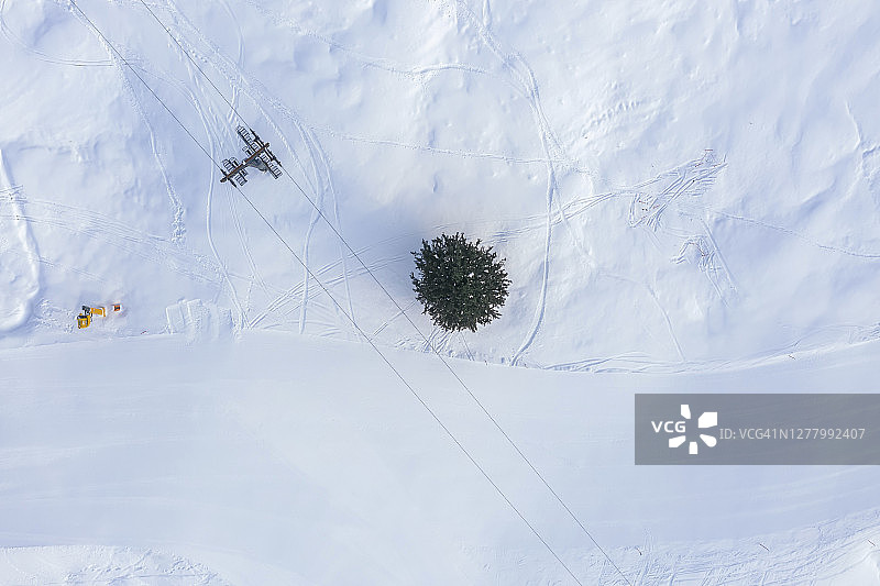 滑雪场及缆车鸟瞰图。图片素材