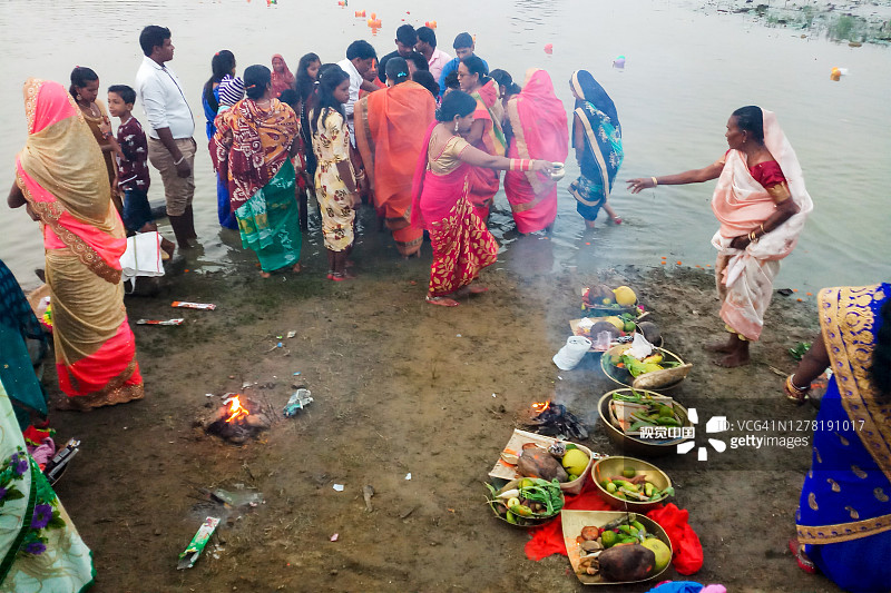 一群人正在庆祝Chhath Puja图片素材