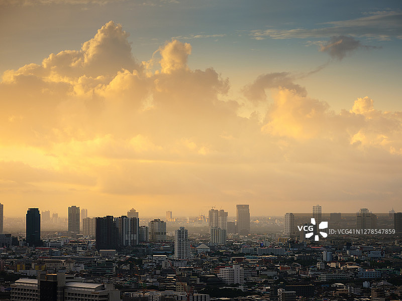 曼谷有金色的阳光、浓雾和乌云图片素材