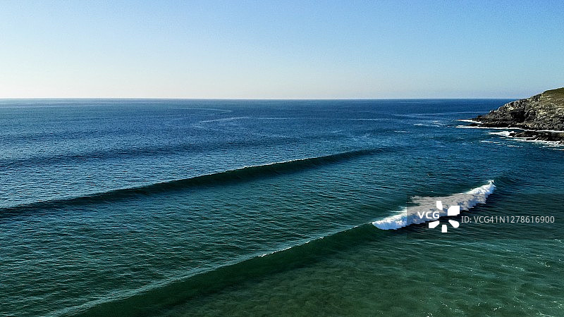 在阳光明媚的冬日康沃尔，两股完美的蓝色海浪图片素材