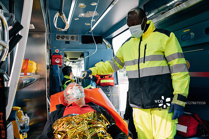 一名成年男子戴着呼吸器在救护车里图片素材