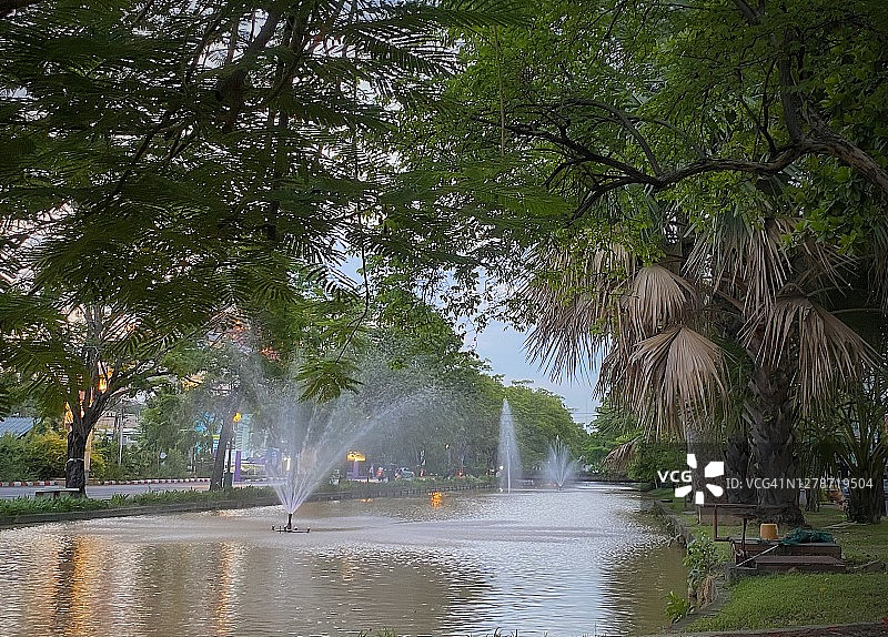 热带树木环绕着城市的护城河。图片素材
