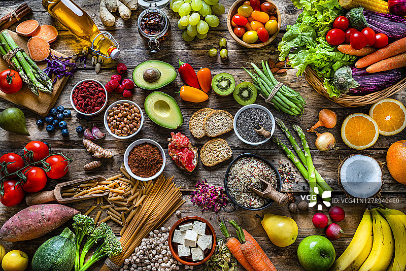 素食背景:大量的水果，蔬菜，谷物和香料从上面拍摄图片素材