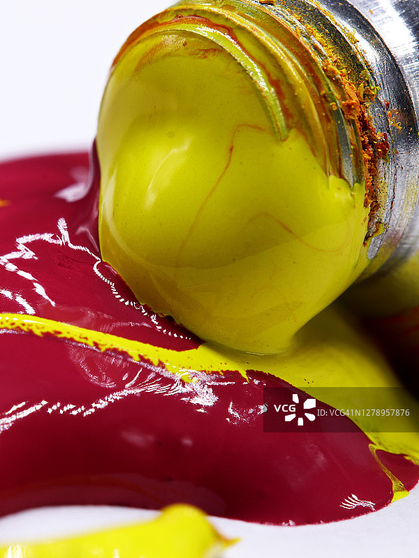 特写红色和黄色的油漆管图片素材