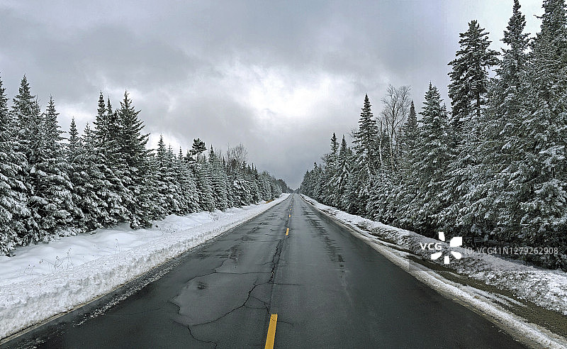 美国缅因州兰吉利附近的16号公路冬季图片素材
