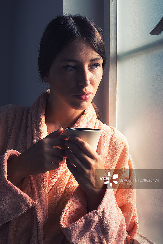 年轻女子在早上喝咖啡图片素材