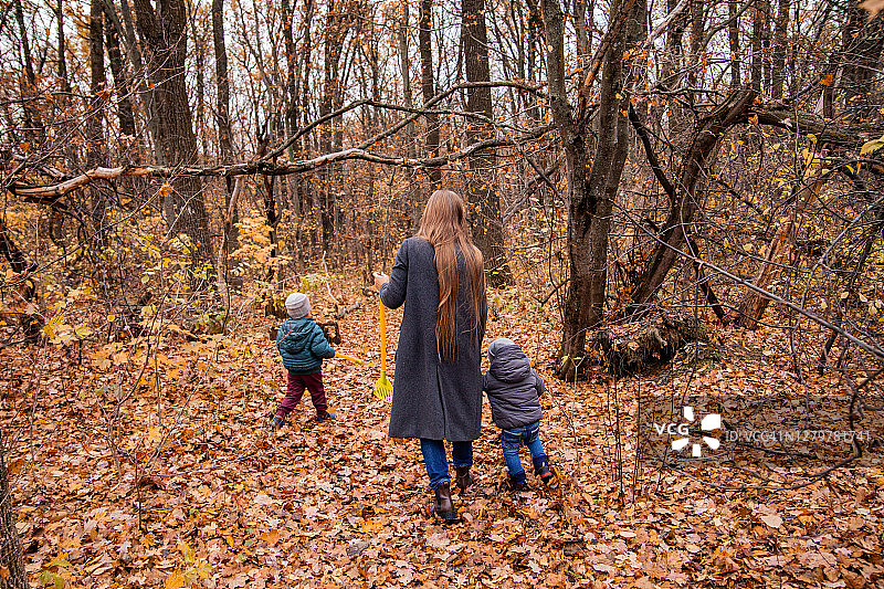 妈妈和孩子们探索秋天的森林图片素材