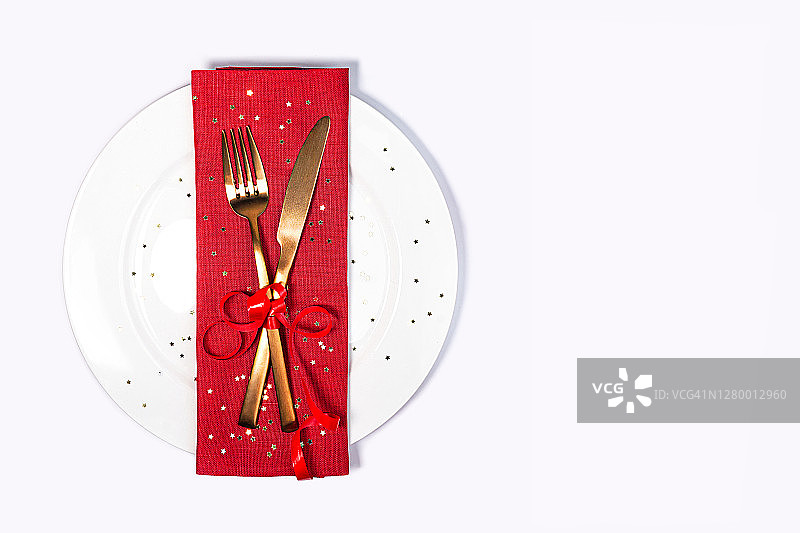 圣诞餐桌设置模式与红色装饰在白色的背景。图片素材
