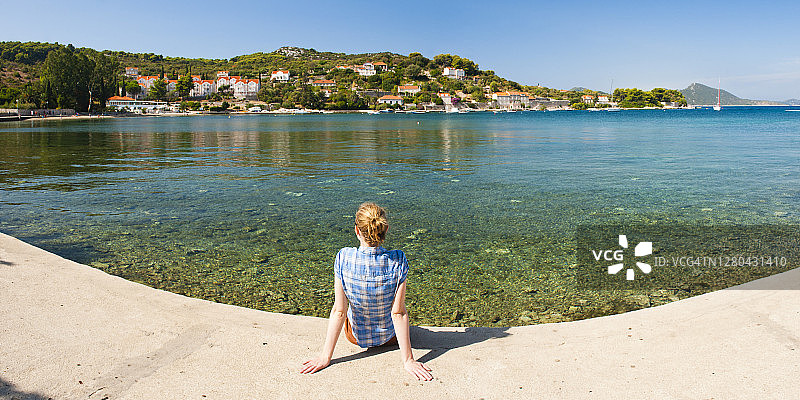 全景照片的一个游客在科洛塞普岛，埃拉菲提岛，达尔马提亚海岸，克罗地亚图片素材