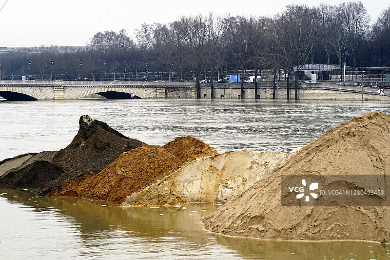 2018年1月28日，欧洲，法国，巴黎的法兰西岛，塞纳河泛滥。塞纳河上成堆的沙子。图片素材