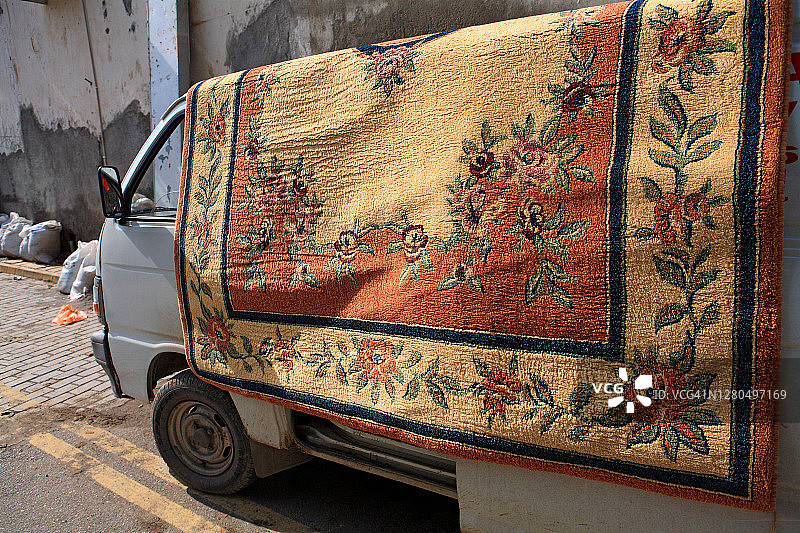 塞浦路斯，尼科西亚，货车上的地毯图片素材