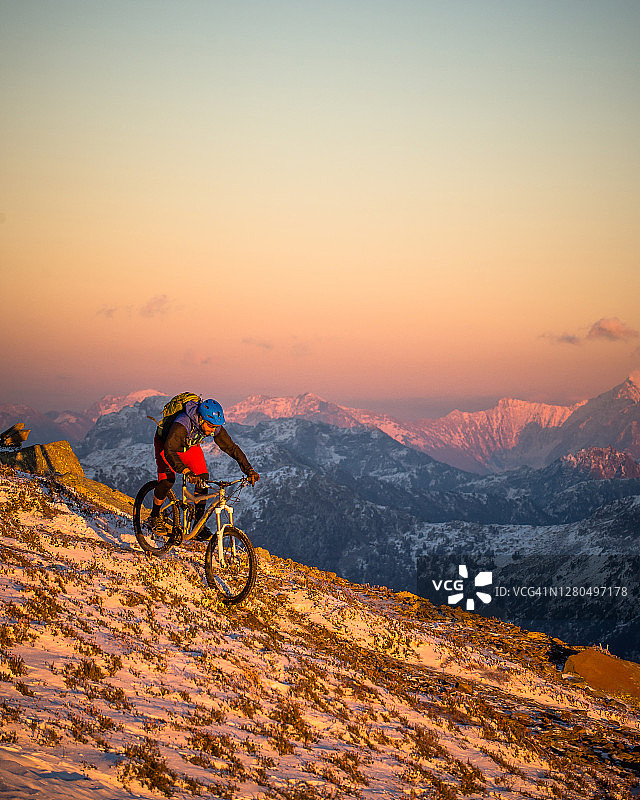 高架视图的山地自行车下降雪道在高阿尔卑斯山在日出图片素材