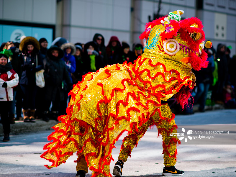 在蒙特利尔市中心的圣帕特里克节，中国人民舞狮图片素材