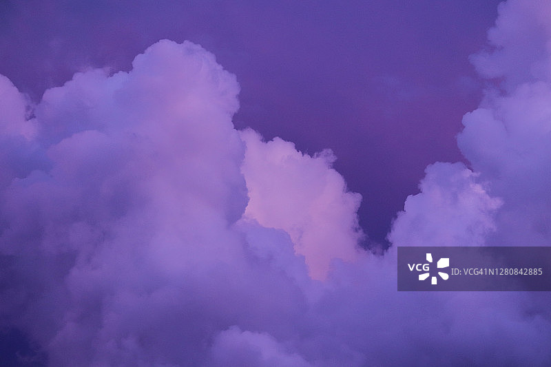 真正的紫色蓬松云图片素材