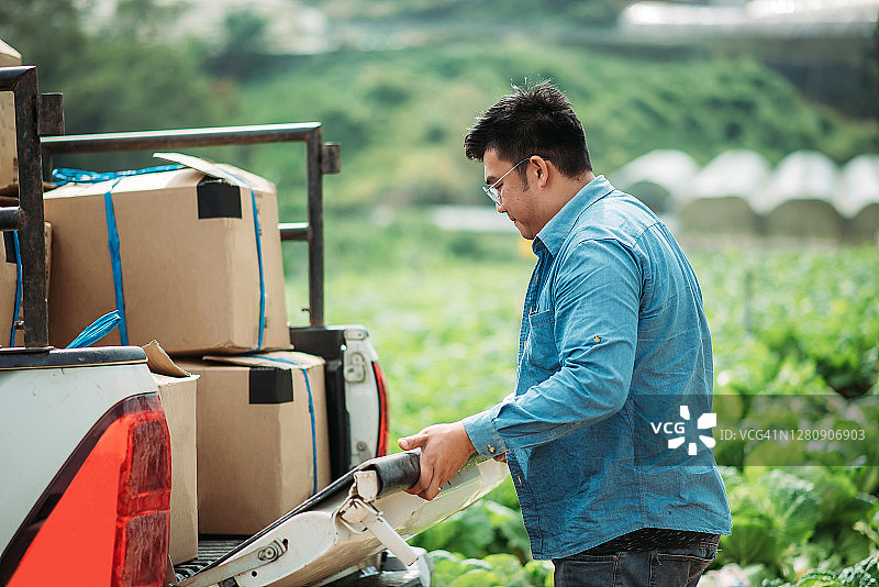 亚洲华人男性农民正准备运送新鲜收获的货物图片素材