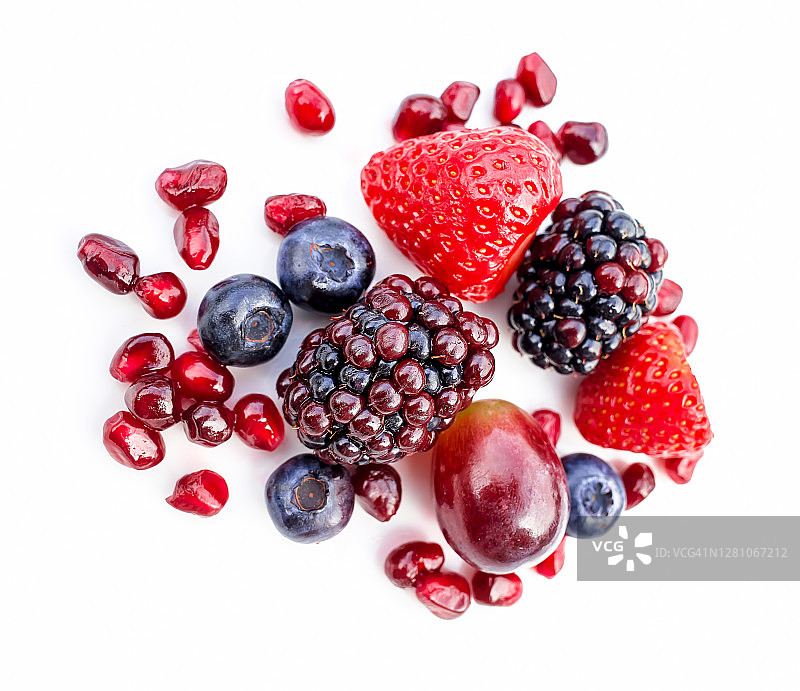 混合红色浆果在白色的背景图片素材