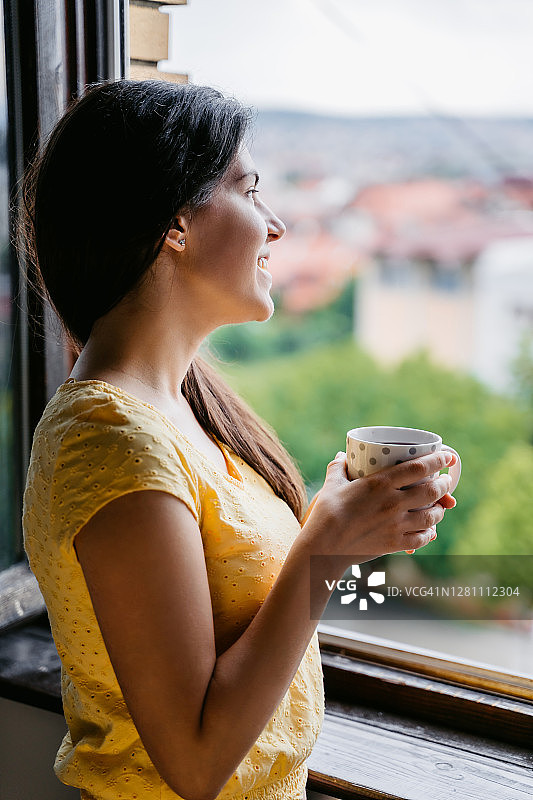 在窗口喝咖啡的女人图片素材