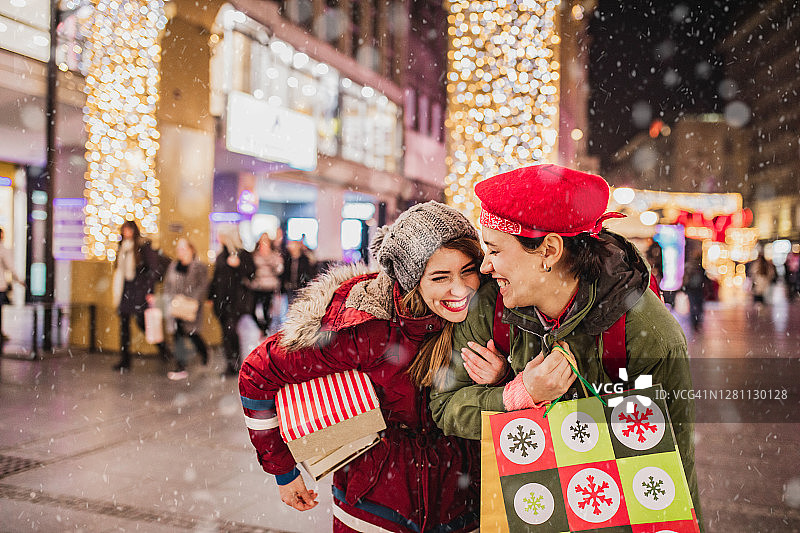 两个女性朋友在圣诞购物图片素材