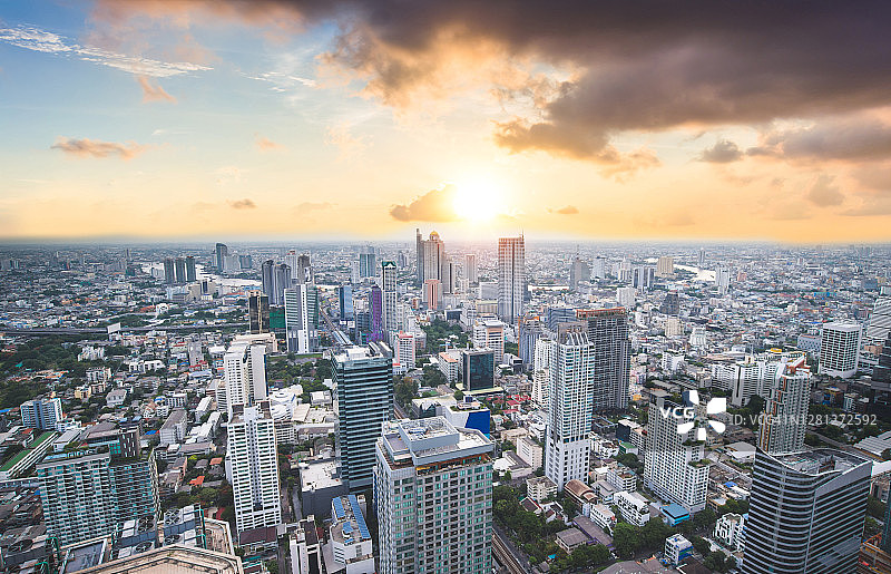 鸟瞰图曼谷天际线和摩天大楼与光的轨迹沙顿路中心在曼谷市中心的商业。泰国曼谷湄南河上的他信大桥日落全景。图片素材