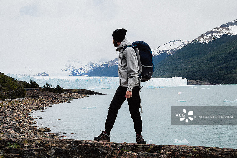 一个年轻的背包客正看着莫雷诺冰川图片素材