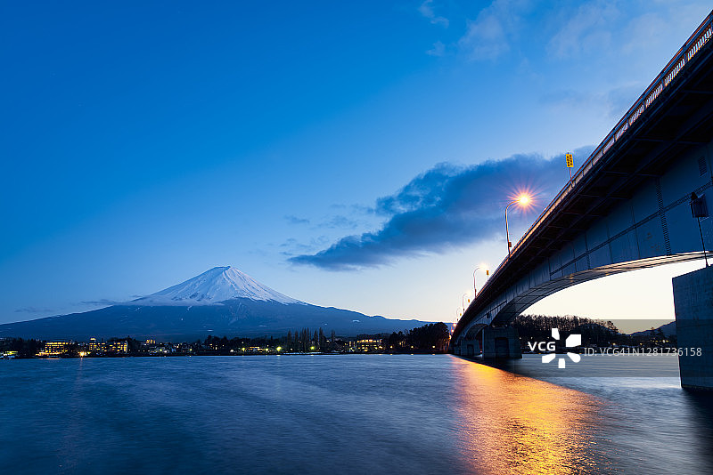 川口湖上的富士山和傍晚的大桥图片素材
