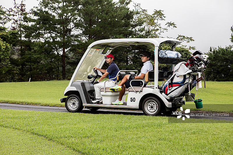 享受高尔夫球车之旅的高尔夫球手图片素材