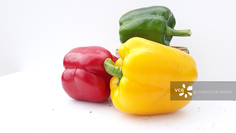 新鲜、色彩鲜艳的蔬菜，甜椒是有机蔬菜，不含化学物质。图片素材