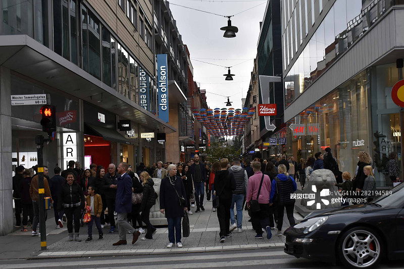 斯德哥尔摩城市购物区在瑞典欧洲，零售商店，建筑外观，人们来回走动的场景图片素材