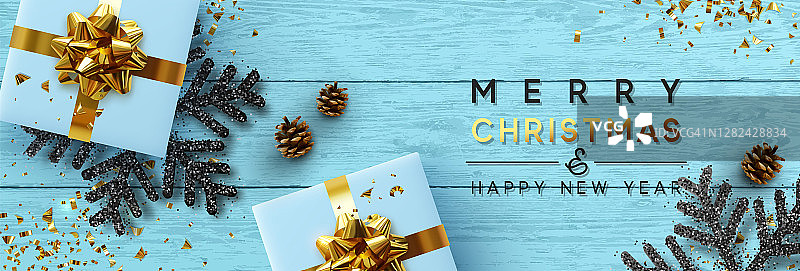 圣诞节的旗帜。背景圣诞设计蓝色木质纹理，与现实的礼品盒，黑色雪花和闪闪发光的金色纸屑。横向圣诞海报，贺卡，标题，网站图片素材