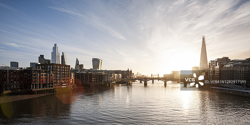日出时横跨泰晤士河的伦敦城市全景图片素材