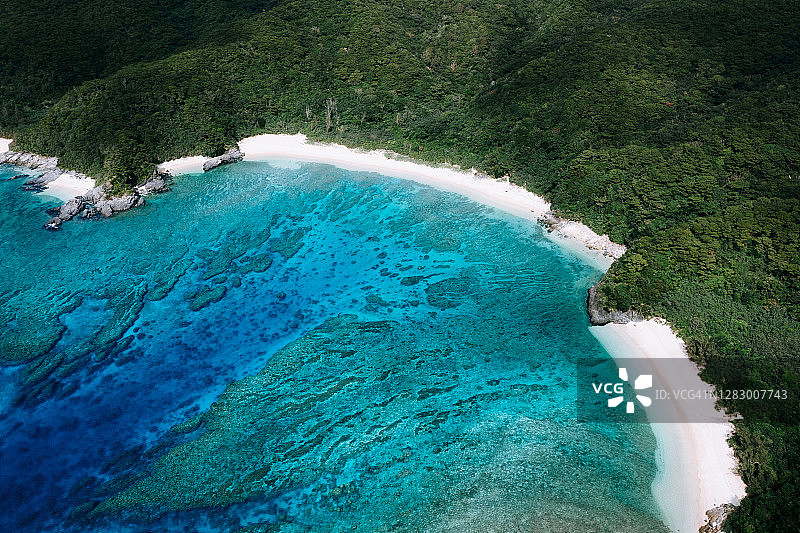 鸟瞰图热带岛屿，海滩，珊瑚礁和清澈的蓝色海水图片素材