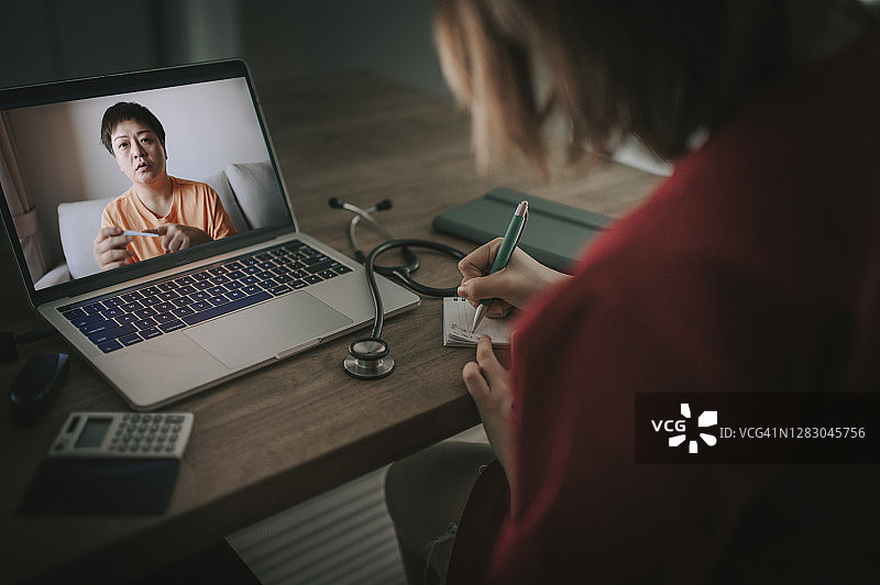 远程医疗远程健康亚洲中国女医生视频会议与她的成熟女性病人在家里图片素材