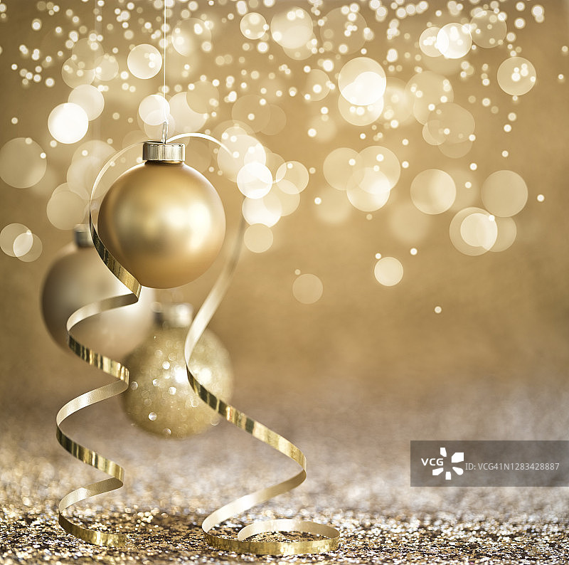 圣诞节金色的小玩意在黄金散焦的背景上图片素材