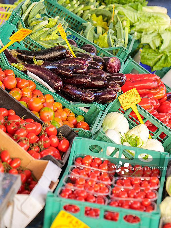 地中海饮食的健康产品，樱桃番茄，茄子和茴香图片素材