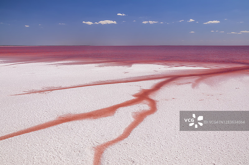 粉红色盐湖上的盐。粉色盐湖城Torrevieja图片素材