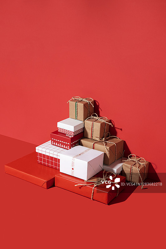 红色背景的圣诞礼盒图片素材